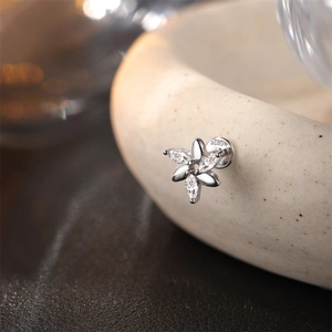 Vista macro de arete de plata S925 en forma de flor con circonitas de corte marquise
