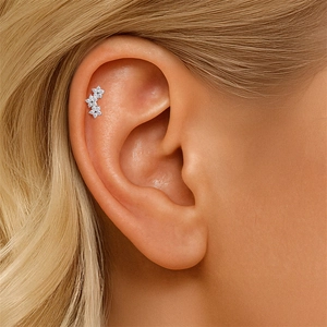 Primer plano de aretes de triple flor de plata S925 con moissanita en la hélice de la oreja