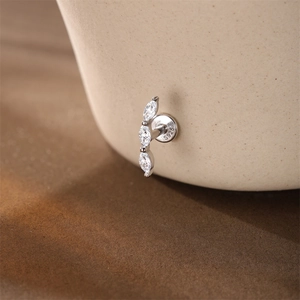 Detalle macro del piercing de plata de ley S925 con cristales de talla marquesa fina