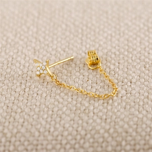 Dettaglio di un orecchino a stella in argento S925 con placcatura in oro e zirconi