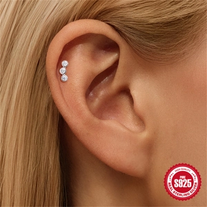 Elegantes pendientes de flores en plata de ley S925 puestos en la oreja