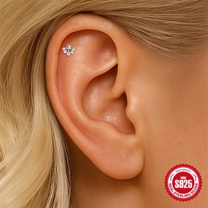 Pendiente de plata S925 con moissanita floral mostrado en la oreja para un aspecto preciso