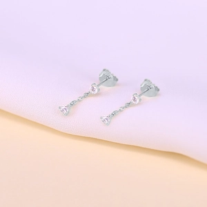 Boucles d'oreilles S925 en argent avec zircons roses sur tissu doux et élégant