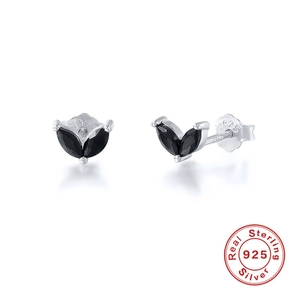 Vue détaillée des boucles d'oreilles en argent 925 avec pierres marquises noires