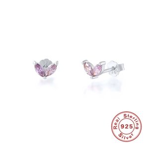 Détail de clous en argent 925 avec pierres marquises roses et poinçon S925
