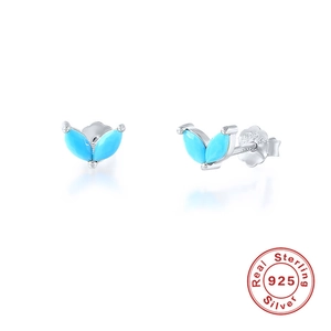 Vue détaillée des boucles d'oreilles en argent S925 avec pierres marquises bleu ciel