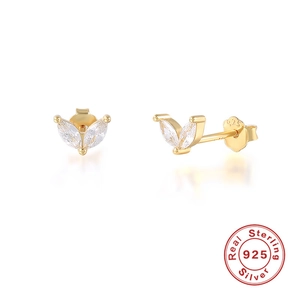 Détail du poinçon argent 925 sur les boucles d'oreilles feuilles dorées en zircon cubique