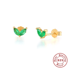 Détail de boucles d'oreilles en argent 925 doré avec zircons verts en forme de marquise