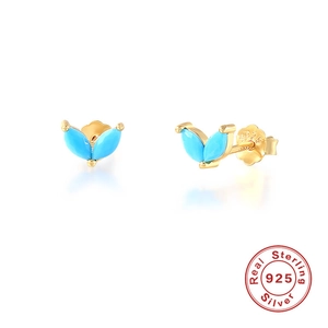 Détail de boucles d'oreilles en argent sterling S925 avec pierres bleues et poinçon S925