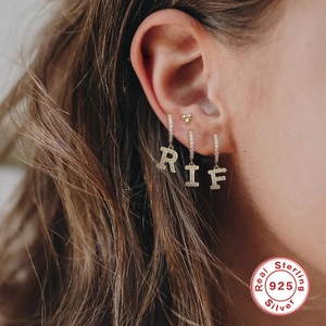 Orecchini a cerchio in argento sterling S925 con pendenti a lettera e zirconi lucidi