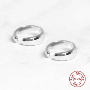 Paar minimalistische 925 sterling zilveren oorklemmen met een gepolijste spiegelglans