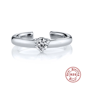 Polierter S925 Sterlingsilber Ring mit einem funkelnden runden Solitär-Diamanten im Fokus