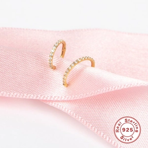 Vue détaillée de boucles d'oreilles en argent 925 doré avec zircons sur ruban rose