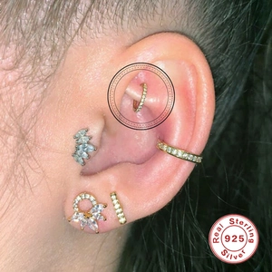 Macro-opname van S925 sterling zilveren piercing met micro-pave zirkonia stenen