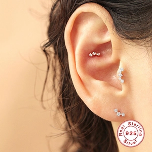 Makroaufnahme von S925 Sterling Silber Knorpel-Piercings-Set mit Zirkonia am Ohr