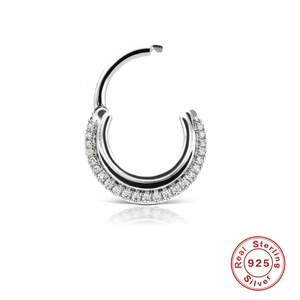 Détail de l'anneau clicker en argent S925 serti d'une rangée de zircons cubiques micro-pavé