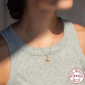 Détail du collier en argent 925 doré avec médaillon soleil et zircons colorés brillants