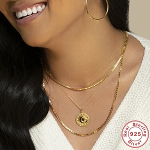 Détail du collier multi-rangs en argent 925 plaqué or avec pendentifs lune et étoile