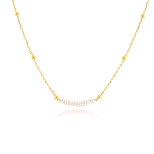 Detalle del collar de cadena dorada con nueve perlas blancas naturales en blanco