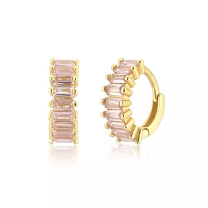 Vue détaillée des boucles d'oreilles huggie dorées avec cristaux roses rectangulaires
