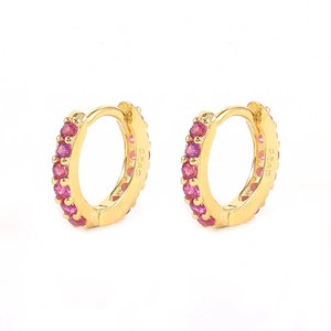 Makroaufnahme der S925-Silberpunze und rosa Zirkonia-Pavé-Creolen in Goldoptik