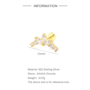 Detail eines Goldkronen-Piercings aus 925er Silber mit funkelnden Zirkonsteinen