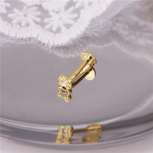 Detailaufnahme des S925 Silber vergoldeten Blumen-Piercings mit Zirkonia und Flachrücken