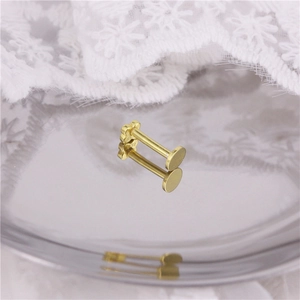 Makroaufnahme von S925 Silber-Ohrstecker in Blumenform mit Goldbeschichtung und flacher Rückseite