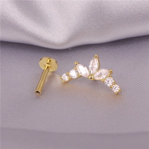 Goldenes S925 Silber Piercing mit Zirkonia Kronen-Design auf Seidenhintergrund