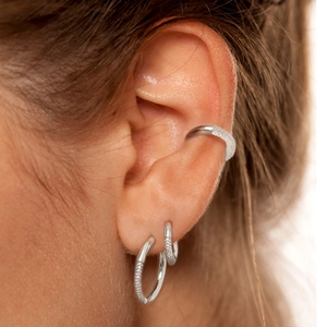 Nahaufnahme von S925 Sterlingsilber Ohrmanschetten Set mit Zirkonia am Modellohr