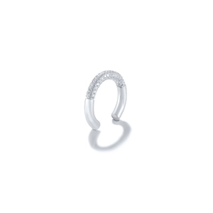 Makroaufnahme einer S925 Sterlingsilber Ohrmanschette mit halb polierter und halb Zirkonia Seite