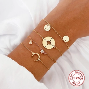 Set aus vier 925er Sterling Silber Armbändern mit Stern- und Mondanhängern in Goldoptik