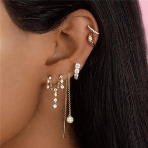 Elegante conjunto de pendientes de flecos dorados con circonitas cúbicas en el oído