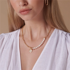Dettaglio della collana a graffetta in argento S925 con perla e pendente a girasole
