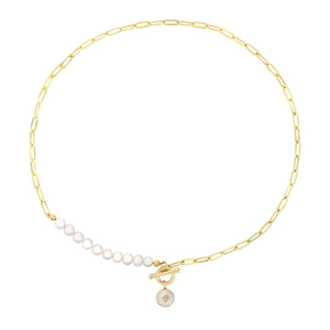 Dettaglio della collana a catena a graffetta dorata con perle e chiusura a levetta