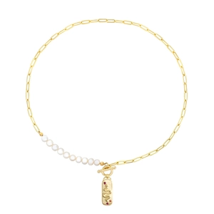 Dettaglio della collana a catena a graffetta dorata con perle e pendente a forma di serpente