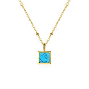 Detailansicht eines quadratischen blauen Türkisanhängers an einer goldenen Kette