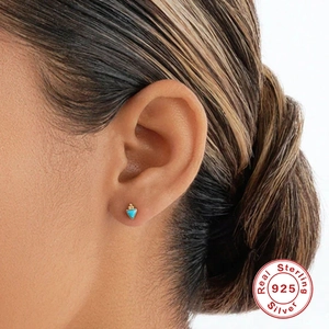 Pendiente de triángulo en plata 925 y turquesa en la oreja estilo elegante mujer