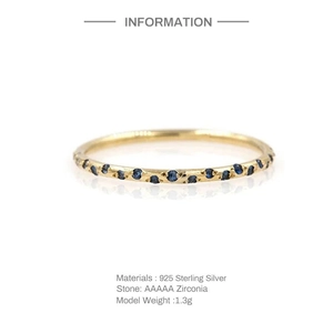 Detail of 925 sterling silver gold ring with blue AAAAA zirconia stones weighing 1.3g