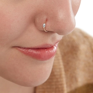 Detailopname van gouden S925 zilveren neusring met marquise diamant op de neus