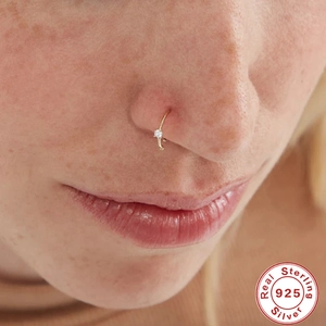Neusring van 925 sterling zilver in goudkleur met een kleine fonkelende zirkonia-steen