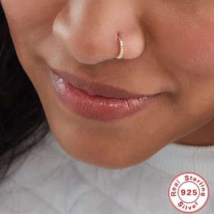 Vergulde 925 sterling zilveren neusring met witte zirkonia steentjes op een model