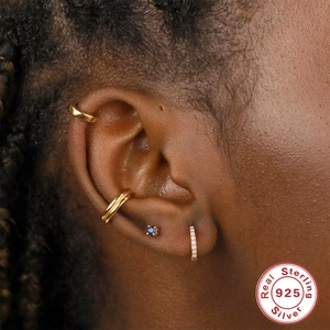 Look empilé de boucles d'oreilles en argent 925 et zircone avec ear cuffs dorés