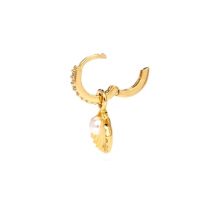 Detalle de pendientes de aro dorados con colgante de concha y perla blanca elegante