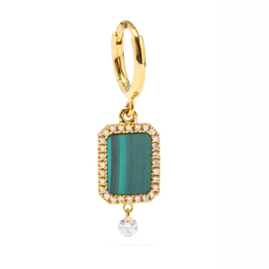 Detalle de pendientes dorados con malaquita rectangular y detalles de cristal