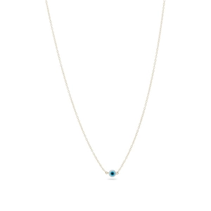 Detalle del colgante de ojo turco en plata S925 sobre una cadena dorada con tonos azules
