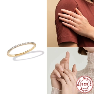 Eleganter 1mm Moissanit-Ewigkeitsring aus 925er Sterlingsilber an einer Frauenhand