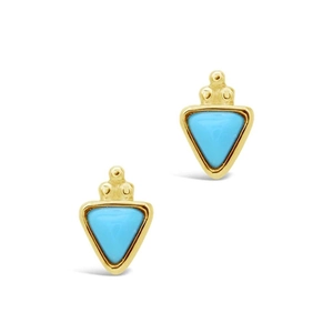 Detalle de pendientes triangulares de turquesa dorada con estilo vintage tribal