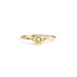 Makroaufnahme eines 18K Goldrings mit gelbem Edelstein in einer klassischen 8-Krallen-Fassung