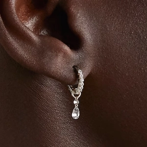 Detalle de pendientes en plata S925 con colgante de malaquita y perla de concha